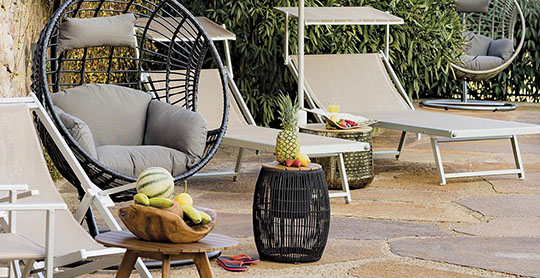 OUTDOOR LIVING